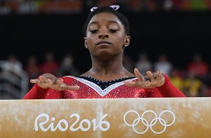 #19 Η 19χρονη Ολυμπιονίκης Σιμόν Μπάιλς ολοκληρώνει το πρόγραμμα της στην δοκό ισορροπίας. 