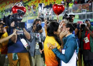 #8 Η παίχτης του Ράγκμπι της Βραζιλίας Ισαντόρα Σερούγιο φιλάει την σύντροφο της μετά από πρόταση γάμου που της έγινε αφού κέρδισε το μετάλλιο. 