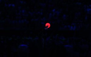 #39 Ο Πρωθυπουργός της Ιαπωνίας Σίνζο Άμπε κρατάει μια κόκκινη μπάλα ως ένδειξη παραλαβής για του επόμενους Ολυμπιακούς αγώνες που θα γίνουν το 2020 στο Τόκιο. 