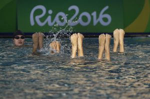 #34 Η ομάδα της Κίνας στην Συγχρονισμένη κολύμβηση προπονείται στο κέντρο υγρού στίβου Μαρία Λενκ του Ριο. 
