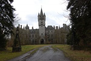 800px-Castle_Miranda_front_side